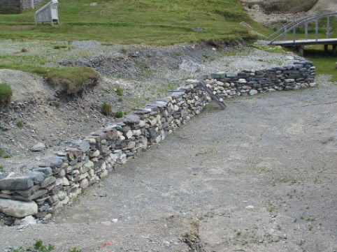 The trench was located next to the sea and defended against pirates such as Peter Easton